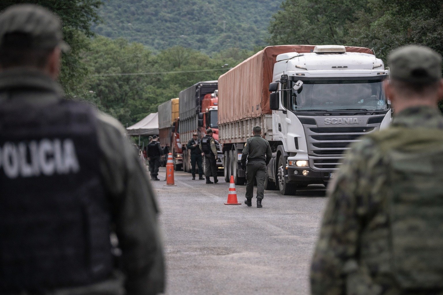 Intentaron cruzar por Aguas Blancas más de 35 toneladas de acetato de etilo con papeles falsos