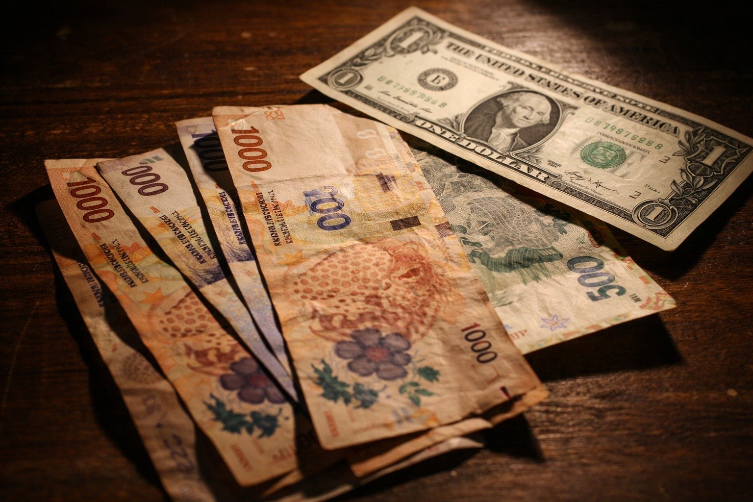 El dólar en su nivel más bajo en 10 años: qué significa para el bolsillo y las economías del norte