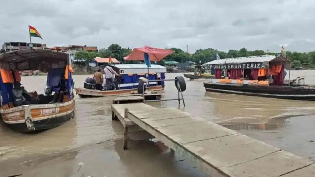 El boom de las chalanas en la frontera: millones en movimiento y un control en discusión