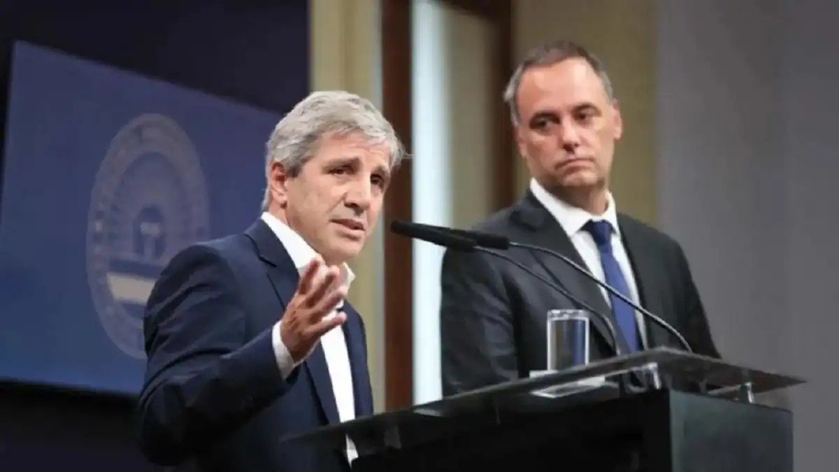 Caputo respaldó a Adorni y buscó despegar la investigación del rumbo económico