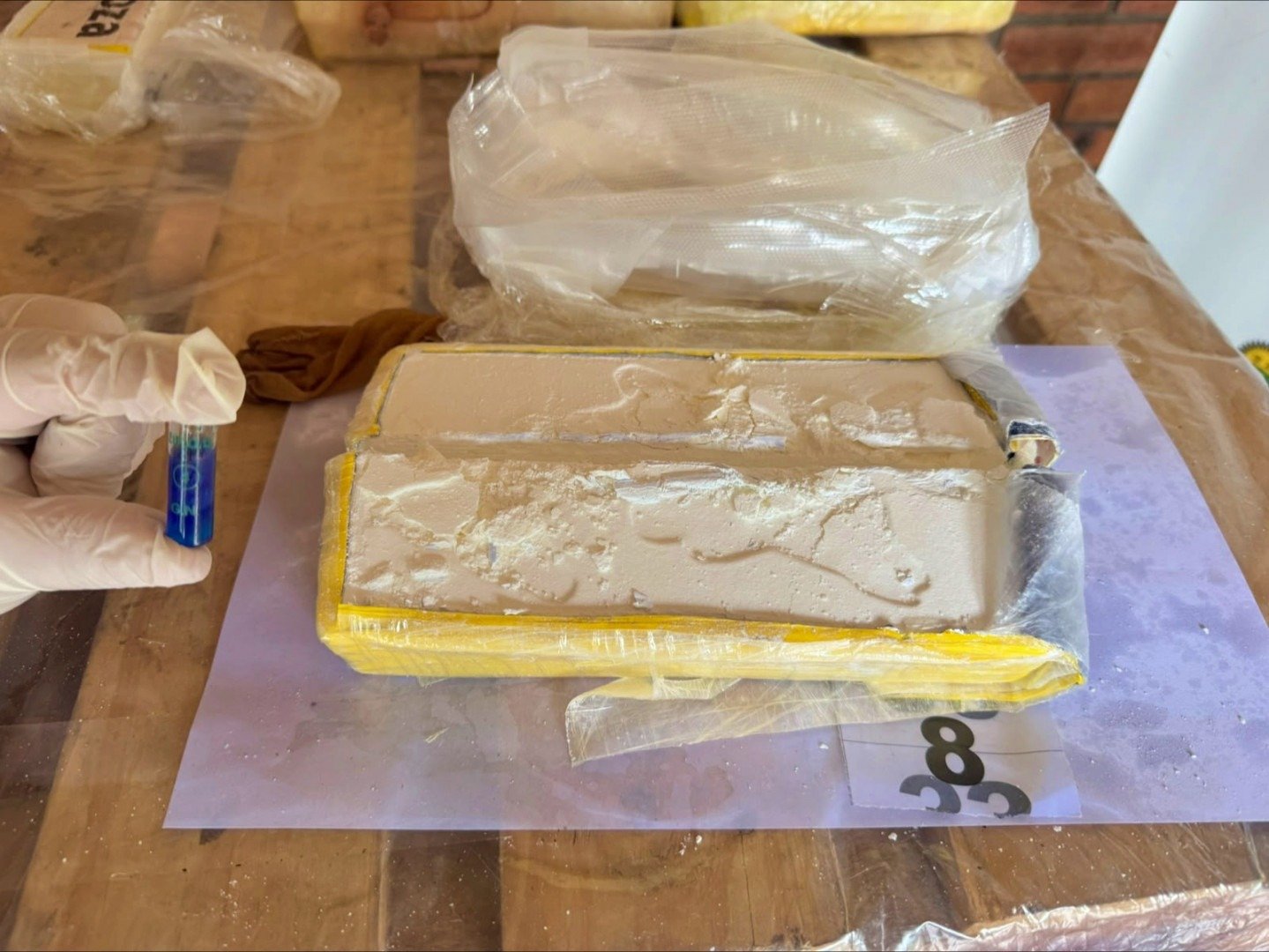 Un bidón y olor a combustible revelaron 57 kilos de cocaína en una ruta salteña