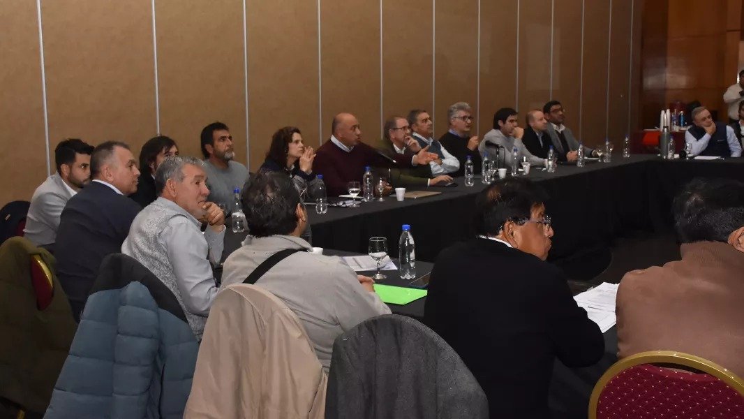 Paritarias en Salta: el Gobierno presentó su primera oferta salarial a los gremios estatales