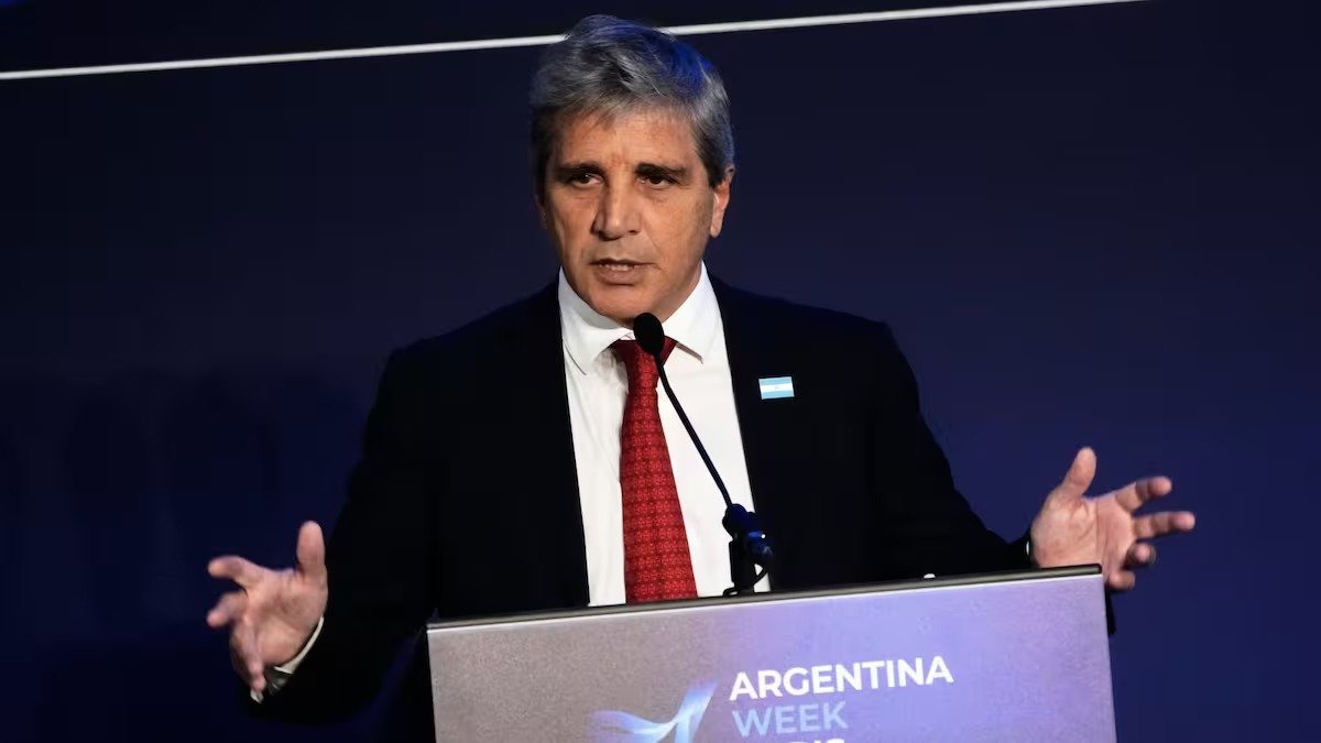 Caputo prepara herramientas para contener tensiones cambiarias en 2027